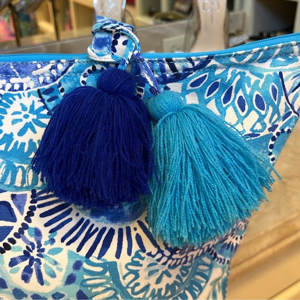NEW Lilly Pulitzer Half Shell With Pom Poms Tote Bag Purse Carry-On Luggage - Picture 2 of 6
